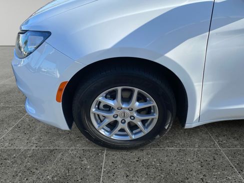 Used 2023 Chrysler Voyager LX image 14