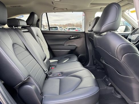 Used 2022 Toyota Highlander XLE AWD/4WD image 26