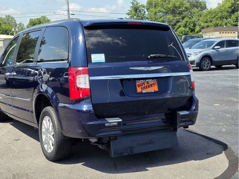 Used 2015 Chrysler Town & Country Touring w/ Driver Convenience Group FWD image 14