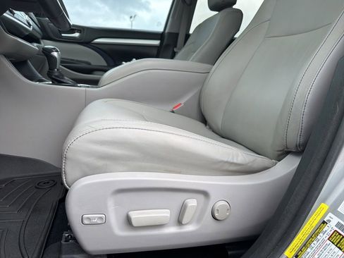 Used 2017 Toyota Highlander XLE AWD/4WD image 31
