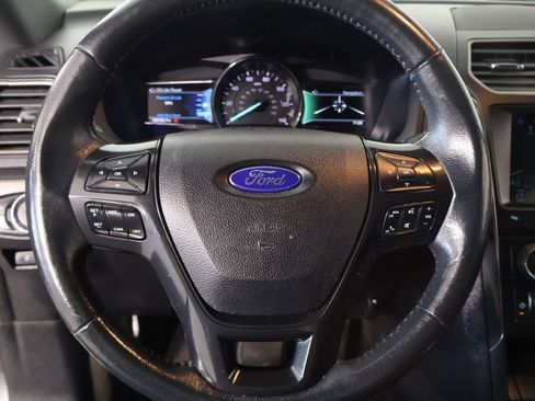 Used 2018 Ford Explorer XLT w/ Equipment Group 202A FWD image 3