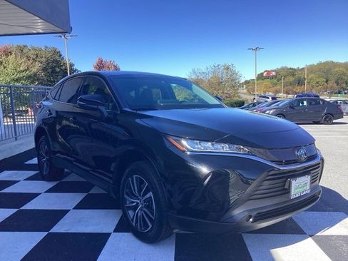 Used 2022 Toyota Venza LE image 4