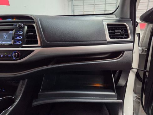 Used 2019 Toyota Highlander LE image 33