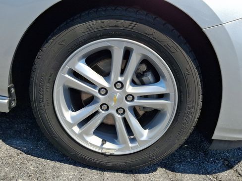 Used 2018 Chevrolet Cruze LT w/ Sun And Sound Package FWD image 8