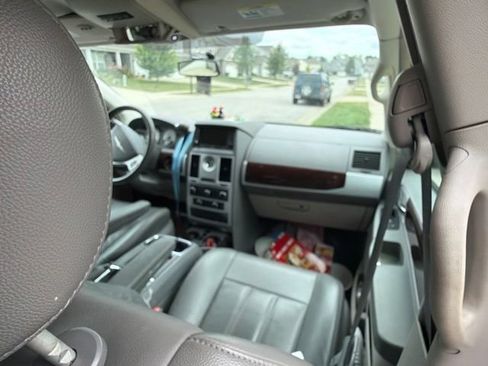 Used 2010 Chrysler Town & Country Touring FWD image 28