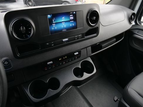 Used 2024 Mercedes-Benz Sprinter 2500 image 14