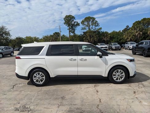 Certified 2024 Kia Carnival LX image 10