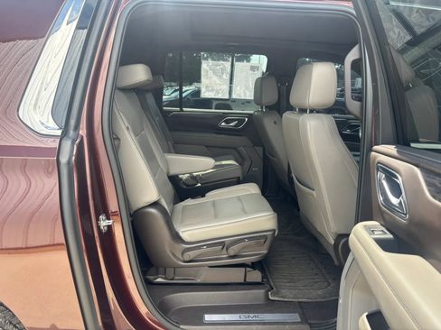 Used 2022 GMC Yukon XL SLT w/ SLT Premium Package AWD/4WD image 17