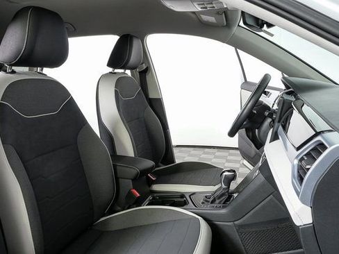 Certified 2025 Volkswagen Taos SE image 15