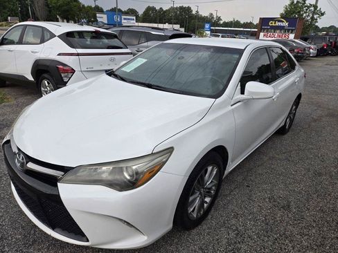 Used 2017 Toyota Camry SE FWD image 1