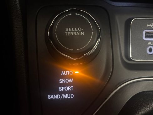 Used 2020 Jeep Cherokee Latitude Plus w/ Cold Weather Group AWD/4WD image 18