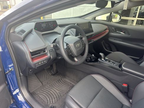 Used 2025 Toyota Prius Plug-In Hybrid image 3