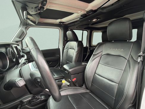 Used 2018 Jeep Wrangler Unlimited Sahara w/ Dual Top Group AWD/4WD image 24