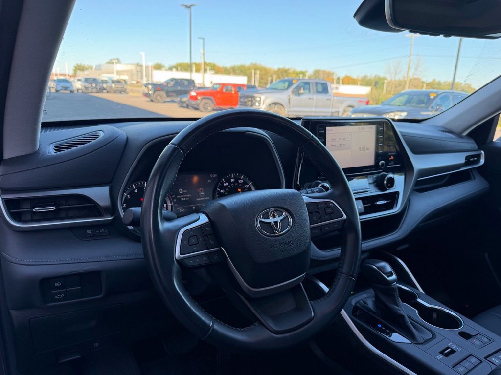 Used 2022 Toyota Highlander XLE AWD/4WD image 13