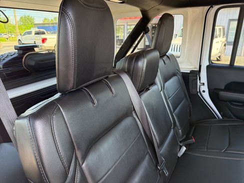 Used 2019 Jeep Wrangler Unlimited Sahara w/ Uconnect 4C Nav & Sound Group AWD/4WD image 12