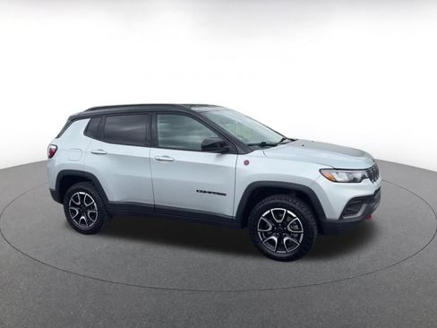 Used 2025 Jeep Compass Trailhawk AWD/4WD image 2