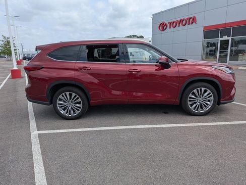 Used 2023 Toyota Highlander Platinum FWD image 4