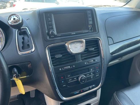 Used 2014 Chrysler Town & Country Touring image 17