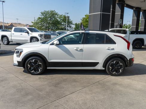 Used 2023 Kia Niro Wind w/ Wind Preserve Package FWD image 4