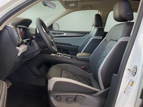 Used 2025 Volkswagen Atlas Peak Edition SE AWD/4WD image 21