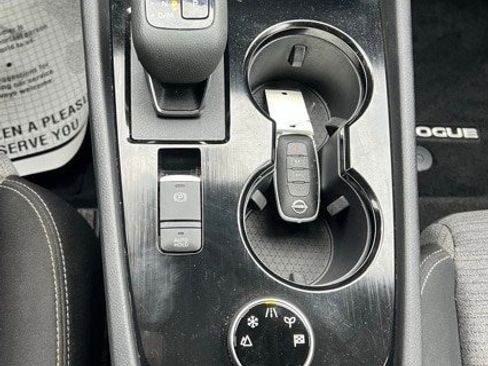 Used 2023 Nissan Rogue SV image 16