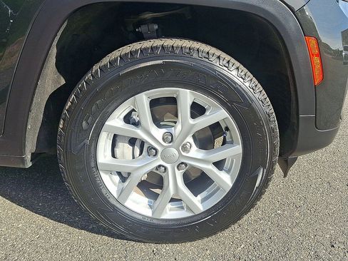 Certified 2023 Jeep Grand Cherokee Limited AWD/4WD image 33