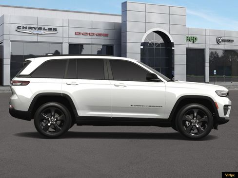 New 2025 Jeep Grand Cherokee Altitude image 9