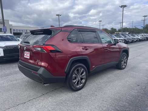 Used 2022 Toyota RAV4 XLE Premium image 4