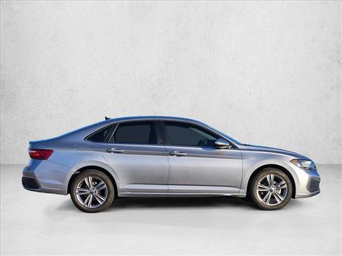 Used 2024 Volkswagen Jetta SE image 4