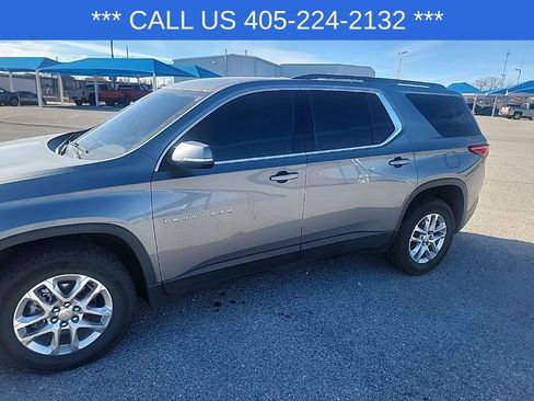 Used 2021 Chevrolet Traverse LT image 3