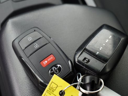 Used 2023 Toyota Prius LE FWD image 17
