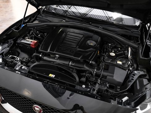 Used 2018 Jaguar F-PACE Premium image 39