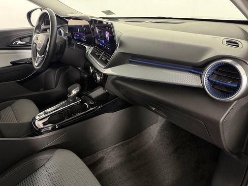 Used 2025 Chevrolet Trax LT w/ LT Convenience Package FWD image 31