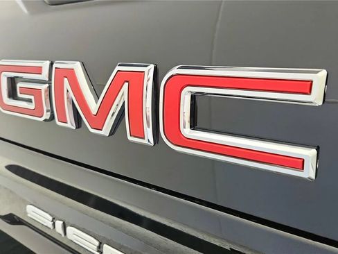 Used 2025 GMC Sierra 1500 AT4 w/ Technology Package AWD/4WD image 16