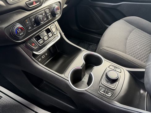 Used 2019 GMC Terrain SLE w/ Driver Convenience Package image 16