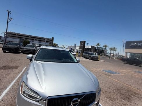 Used 2018 Volvo XC60 T5 Momentum w/ Convenience Package AWD/4WD image 4