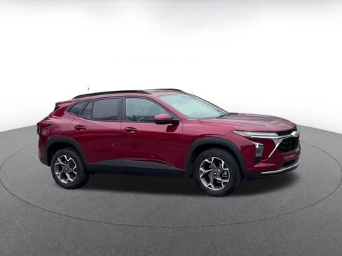 Used 2025 Chevrolet Trax LT image 2