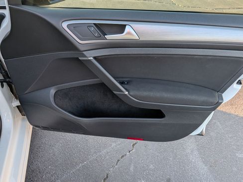 Used 2017 Volkswagen Golf S image 24