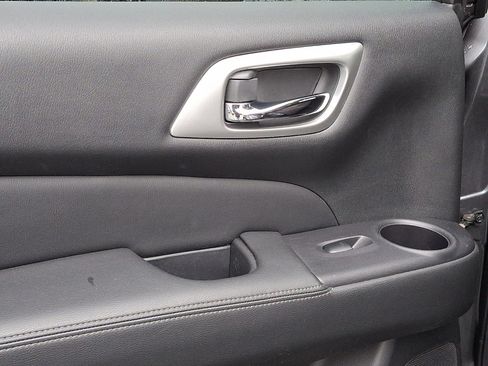 Used 2020 Nissan Pathfinder S image 19