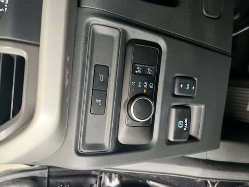 Used 2024 Ford Expedition XLT AWD/4WD image 10