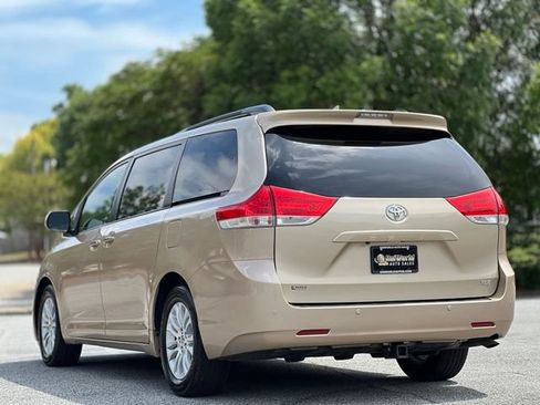 Used 2013 Toyota Sienna XLE w/ Premium Pkg FWD image 7