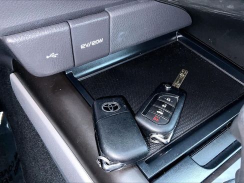 Used 2023 Toyota Camry SE FWD image 15