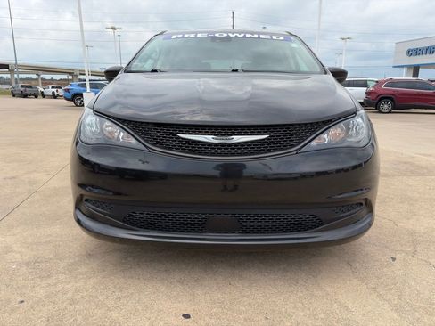 Used 2023 Chrysler Voyager LX FWD image 3