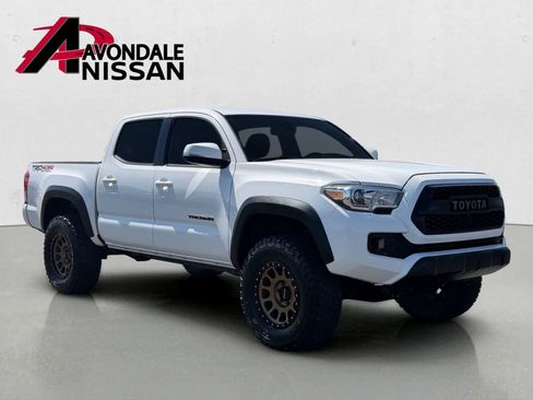 Used 2018 Toyota Tacoma TRD Off-Road w/ Technology Package AWD/4WD image 8