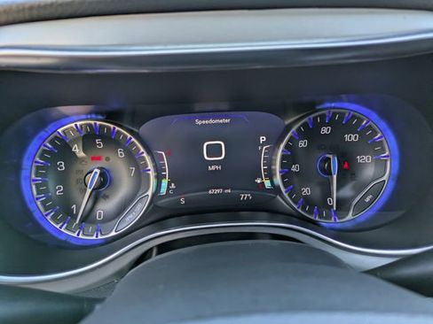 Used 2025 Chrysler Pacifica Limited image 32