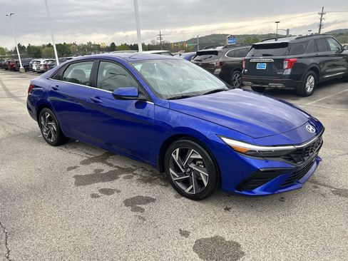 Used 2025 Hyundai Elantra SEL FWD image 2