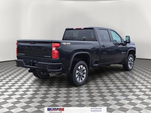 Used 2024 Chevrolet Silverado 2500 Custom w/ Custom Value Package image 4