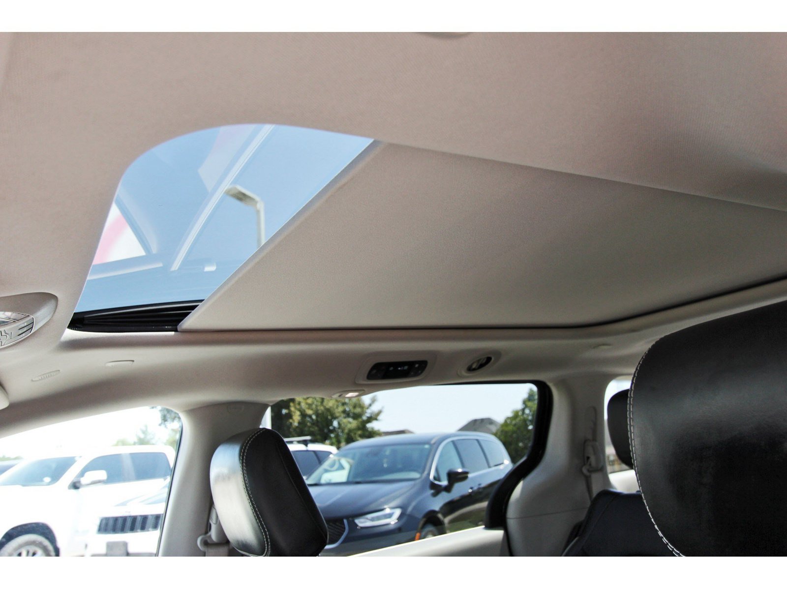 Used 2023 Chrysler Pacifica Limited FWD image 26