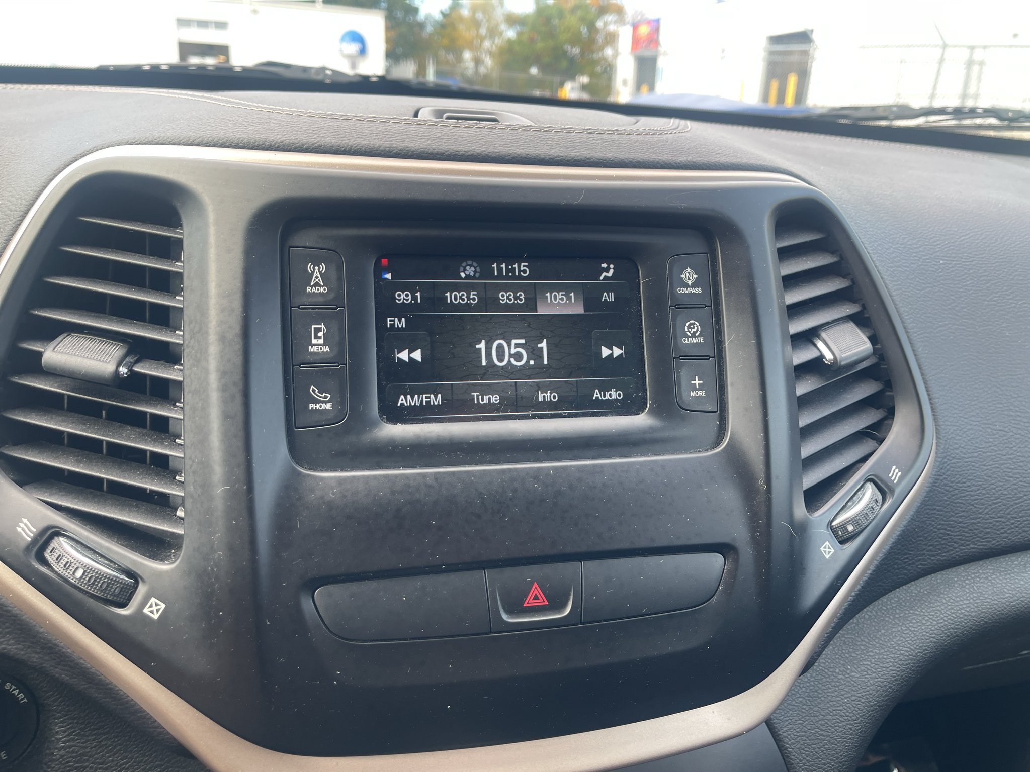 Used 2015 Jeep Cherokee Latitude AWD/4WD image 14
