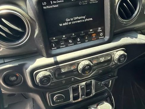 Used 2023 Jeep Gladiator Overland AWD/4WD image 12